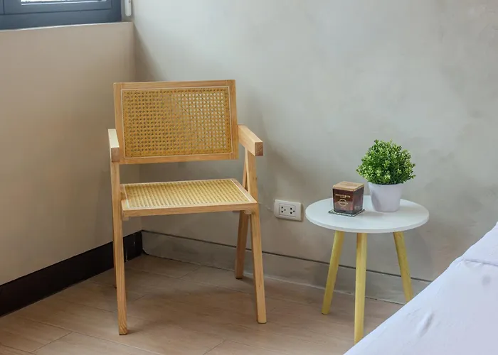 Cozy In Salcedo Village Makati Near Ayala